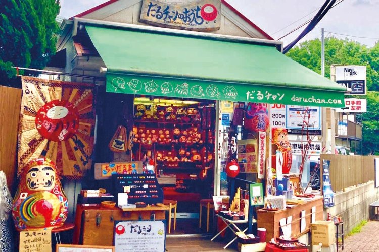 多彩なだるまグッズがずらり。