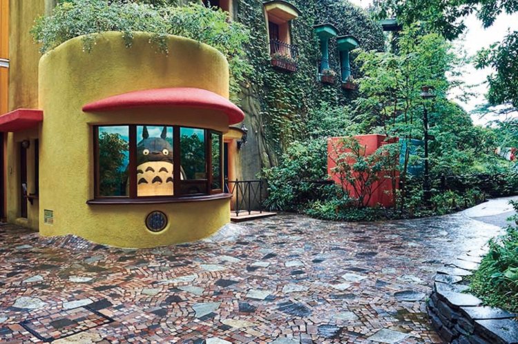 人気キャラクターがお出迎え。 （c）Museo d'Arte Ghibli