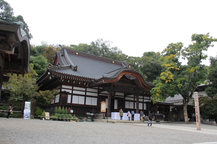 入母屋造りで棧瓦葺き（さんがわらぶき）の本堂。