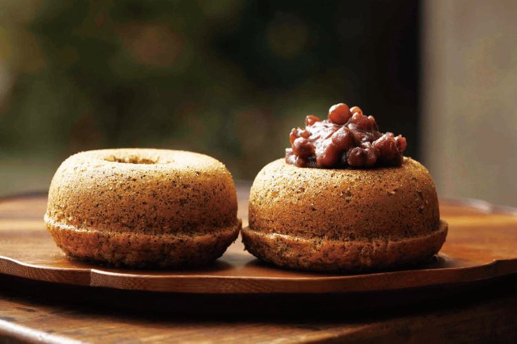 「ほうじ茶ドーナツ 大納言のせ」（写真右／550円）。※季節により内容が異なる。