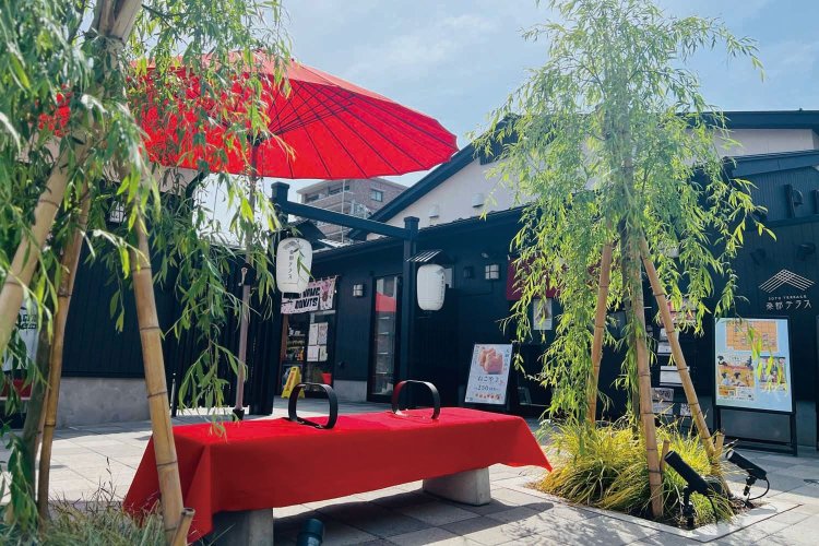 黒塀のある花街の雰囲気がモチーフ。