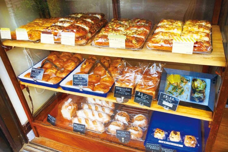 焼きたてのパンが並ぶショーケース。