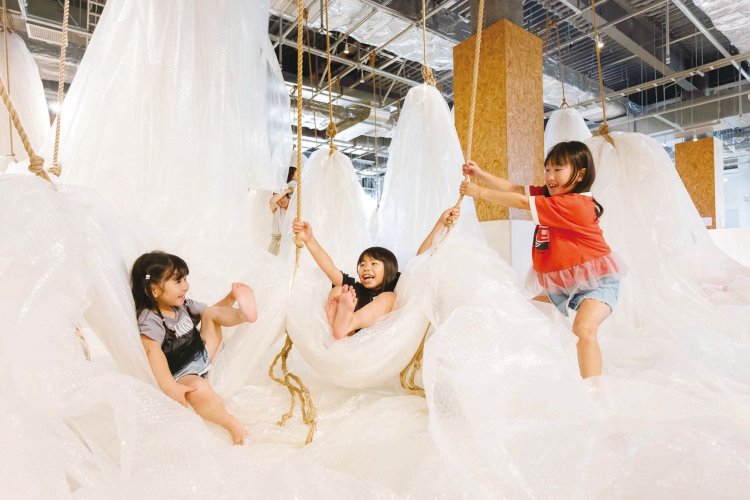 触ったり隠れたり遊び方は自由！（撮影＝吉次史成）。