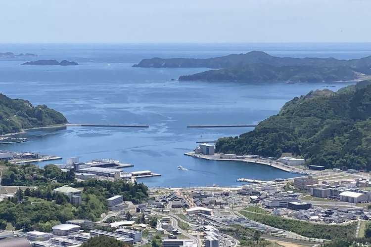 中村さんの故郷、宮城県女川町。複雑に入り組んだリアス海岸と漁港で知られる（写真＝女川町観光協会）。