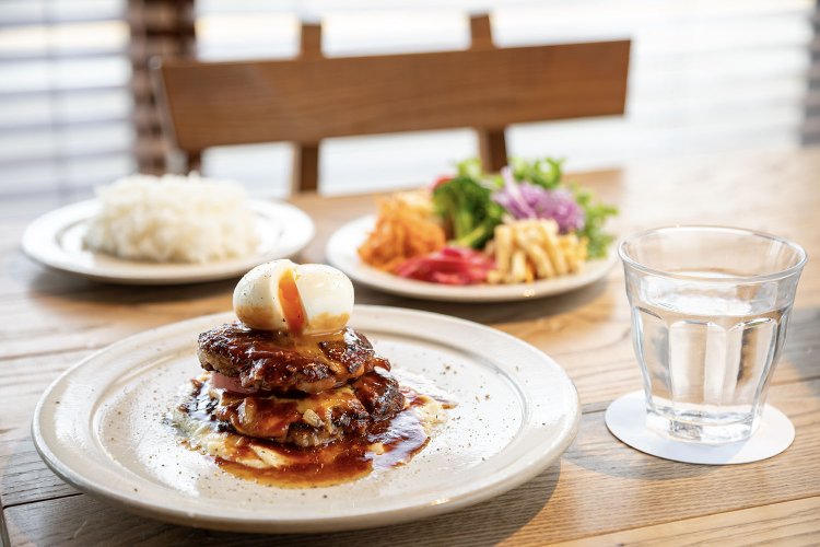 1階のMASCOS BAR&DININGには「贅沢をカジュアルに」をコンセプトに、地産地消と新鮮な食材にこだわったメニューやドリンクが並ぶ。