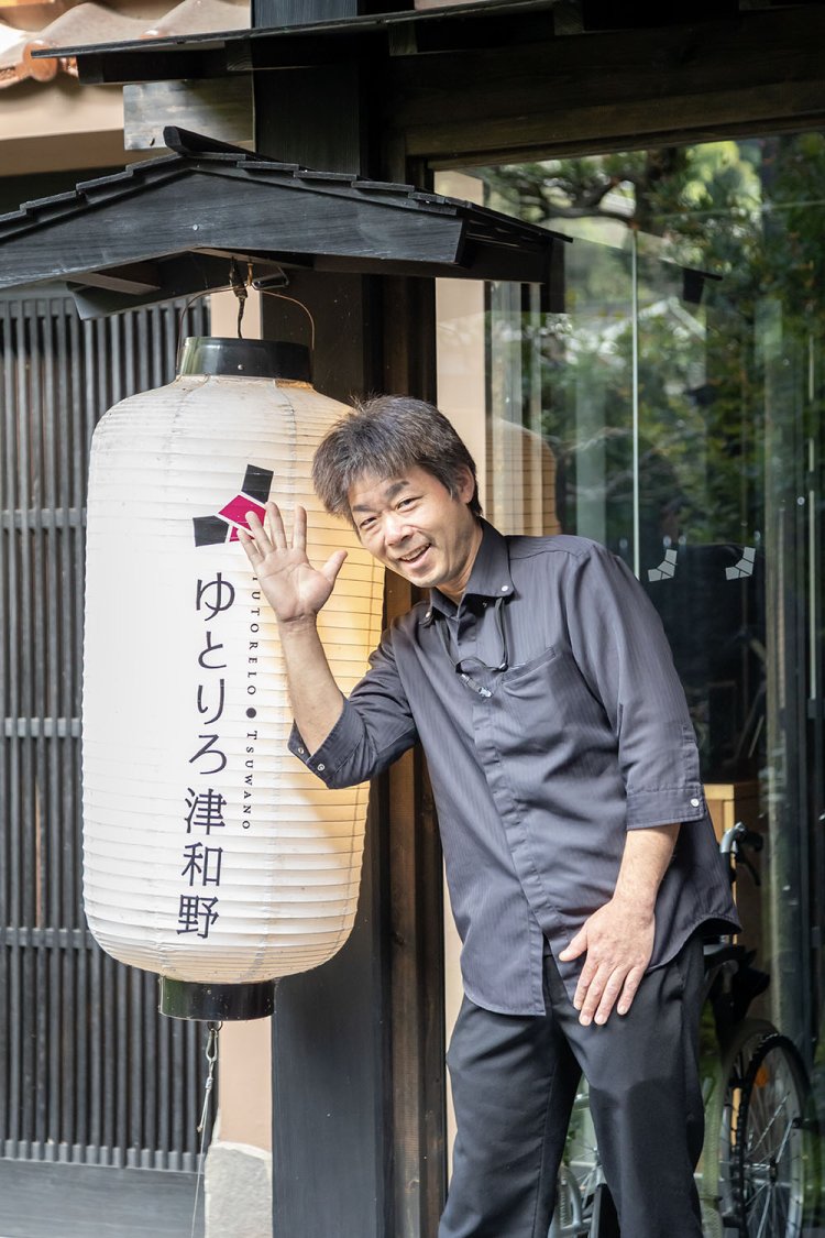 支配人の三家本康倫（みかもとやすのり）さん。「男湯からは津和野の象徴、青野山が見えます」。