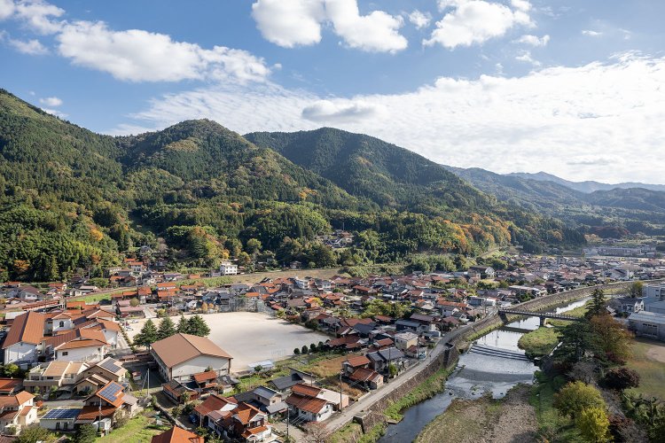 城下町の古い佇まいを残す津和野の町並み。