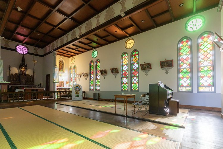 隠れキリシタン殉教の地としても知られ、津和野カトリック教会では、ステンドグラスの彩光が畳に映える神秘的な空間が。