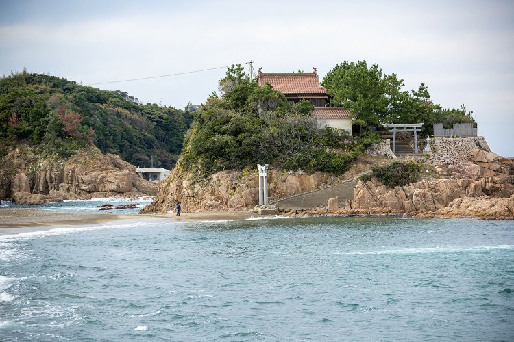 東山魁夷（かいい）が宮内庁の依頼で描いた障壁画『朝明けの潮』のモデルにもなった。