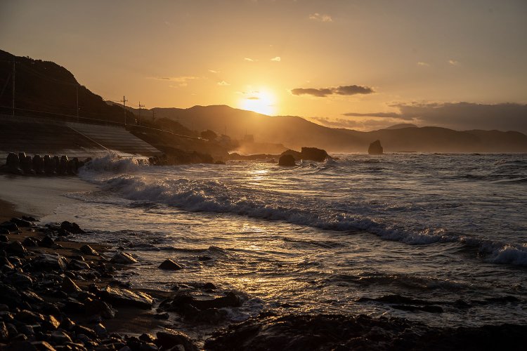 東西13kmにもおよぶ三里ヶ浜海岸。夕日の時間が美しい。