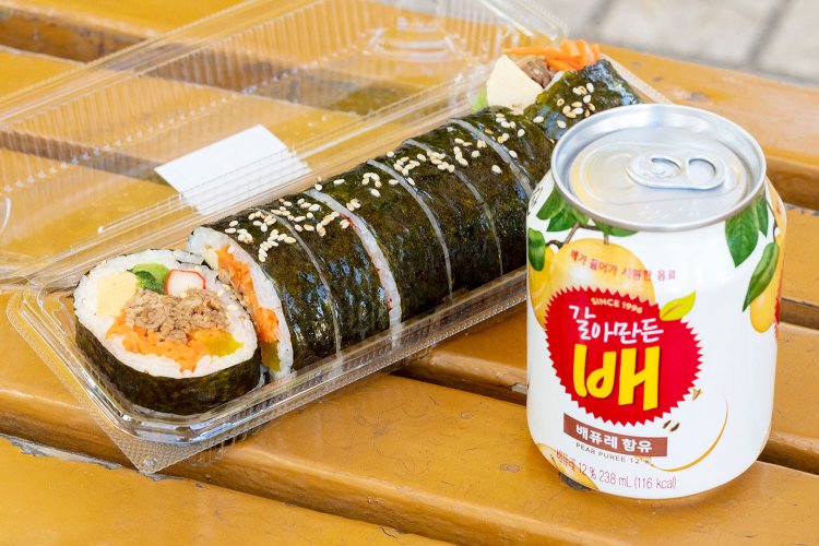 牛肉プルコギたっぷりのプルコギ1本（10切れ）1050円、韓国の総菜や梨ジュースも買える。