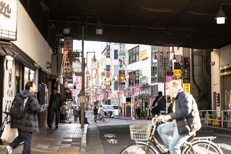 人通りの多い小岩駅そばの高架下。