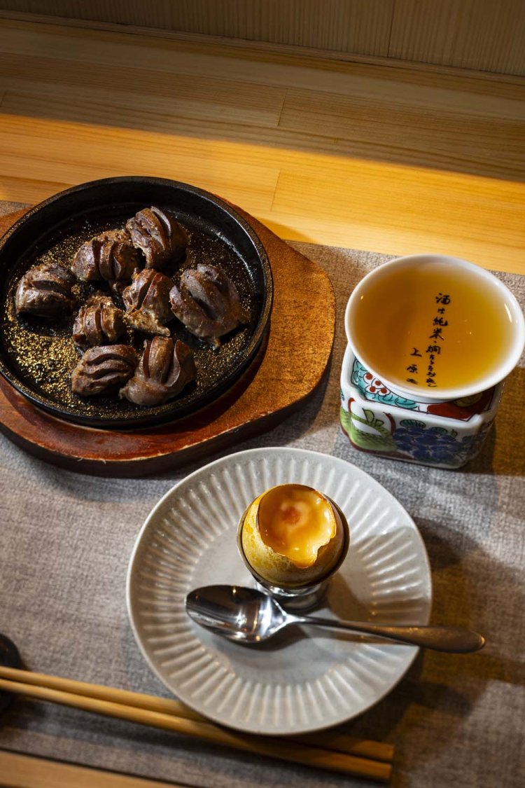 生卵を燻製にした燻製たまご350円、燻製砂肝の黒胡椒炒め560円。燗酒は1合1000円～。