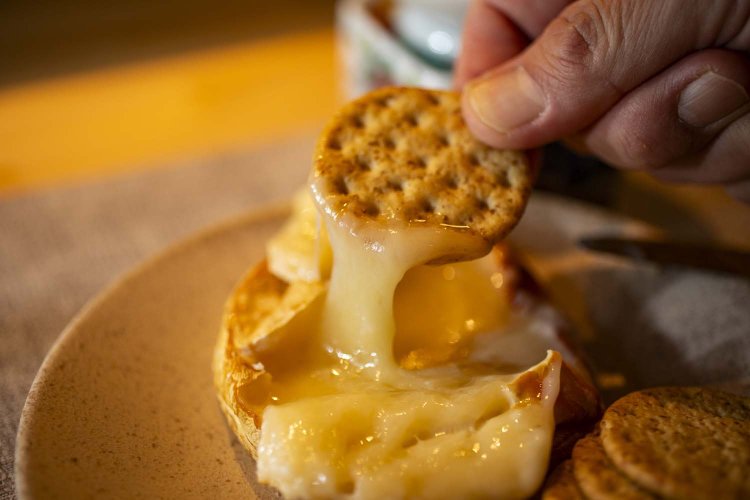 カマンベールチーズの燻製＋クラッカー980円。