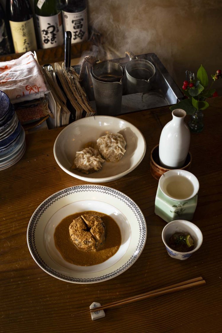 大浦ごぼうの熟成酒粕煮750円、猪のしうまい980円、秋刀魚の塩辛850円。燗酒は1合950円～。