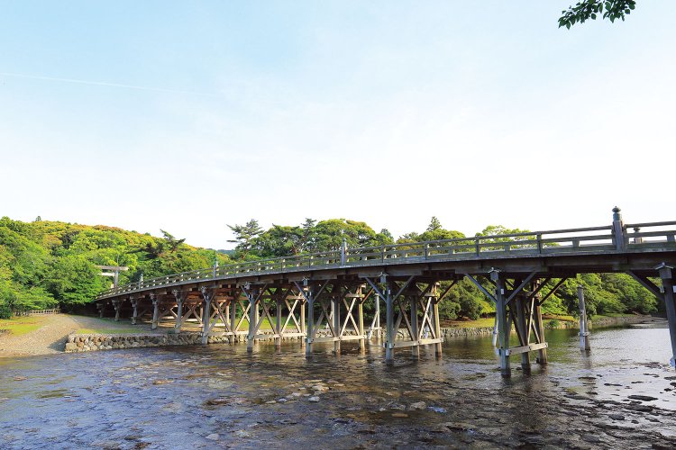 20年に一度の式年遷宮では、社殿だけでなく宇治橋も架け替えられる。次回は2033年。（C）伊勢志摩観光コンベンション機構。