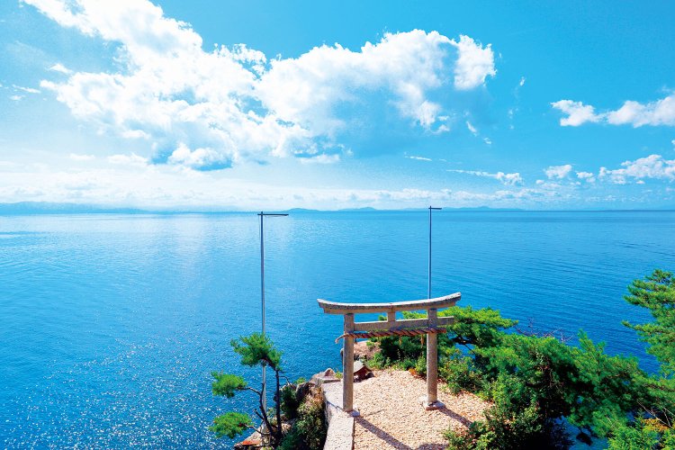 竹生島、都久夫須麻（つくぶすま）神社の龍神拝所。鶴田さんの“龍神様の目撃”は近くの湖面だそう（写真＝びわこビジターズビューロー）