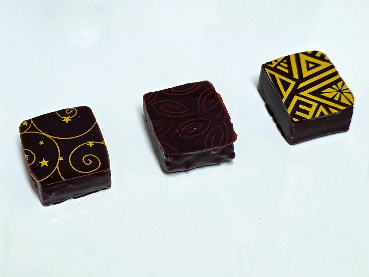 （左から）カネル ド セイロン、プラリネ キャトル エピス、マング & ピモン デスプレット。