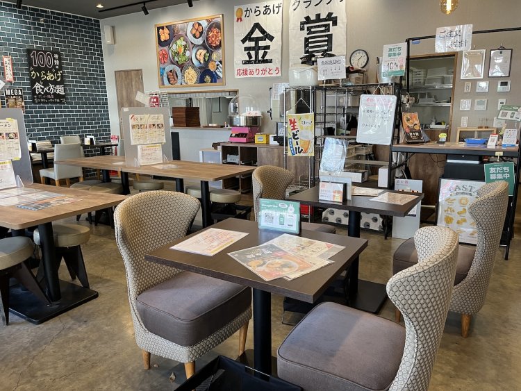 モダンなデザインで落ち着けるトーンの店内。