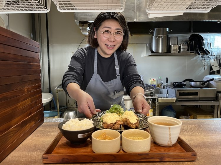 先に会計し、番号を呼ばれたら配膳口に取りに行くスタイル。早く食べたいから小走りで急行した。