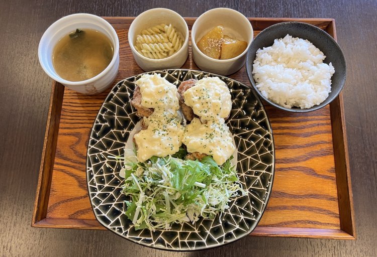 タルタルチキン定食。からあげ４個の定食は、ほかにも油淋鶏、甘辛チリマヨ、ヤンニョム、ネギ塩と味のバリエーションが豊富。