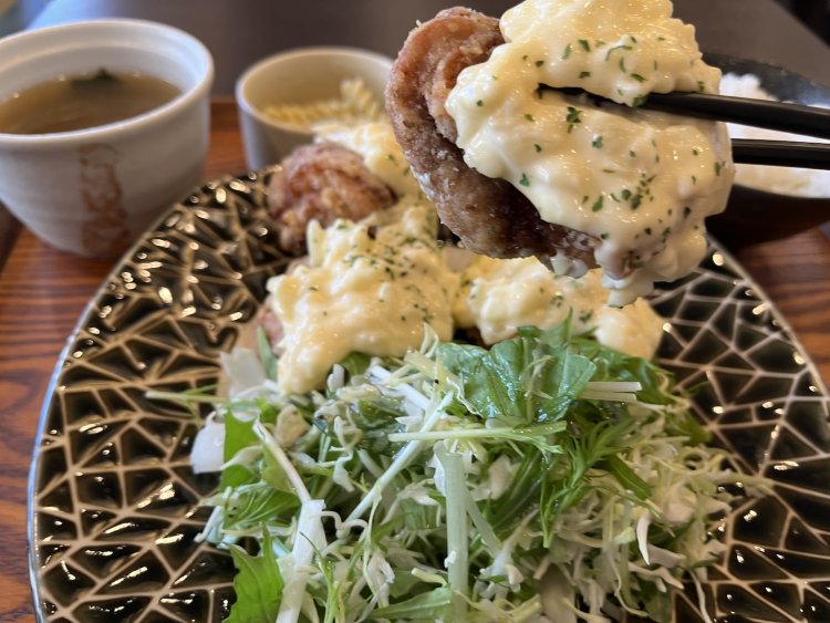 揚げたてのからあげに、たまり醤油を煮詰めた甘辛だれが絡めて仕上げている。タルタルソースに練乳を加え、甘みとコクをプラスしているのもポイントだ。