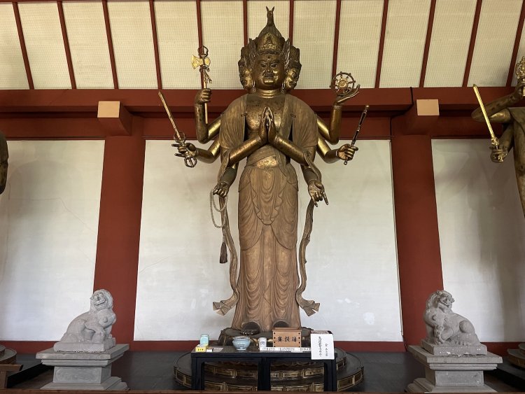 「観世音寺」（福岡県）の馬頭観音像。