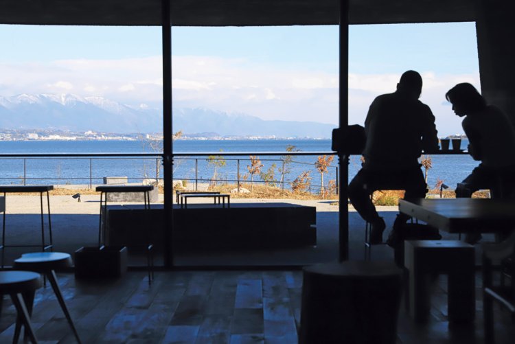 湖の奥に比叡山を望む店内。