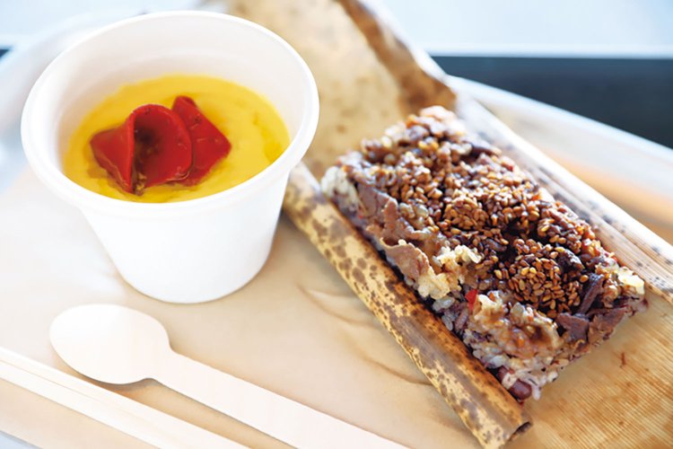 おこわ近江牛1430円と赤こんポタージュ715円（各価格はイートイン時）。