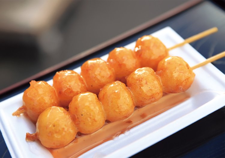 2～4月限定、『近江もーれつや ほたるの里』の揚げみたらし梅の香1本170円。外カリ中モチのだんごに梅だれがかかる。