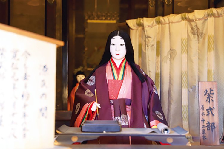 石山寺の源氏の間には、紫式部像。ここに参籠し琵琶湖に映る満月を見て、『源氏物語』を起筆したという。