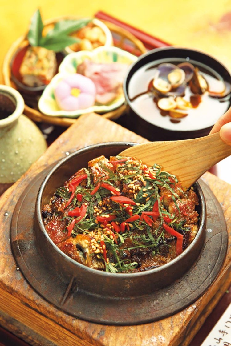 梅と桜の花の時期限定、梅干しと大葉が香る釜めしの春定食3500円程度。