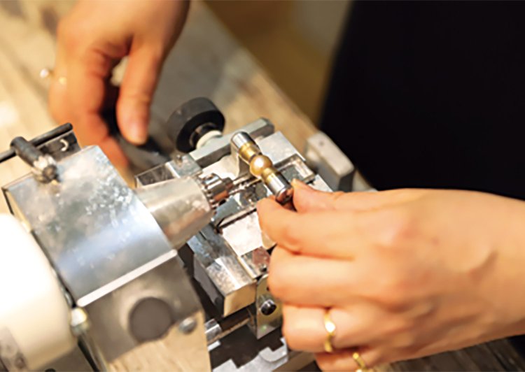 3代目の杉山さん自ら真珠の穴開け加工も行う。