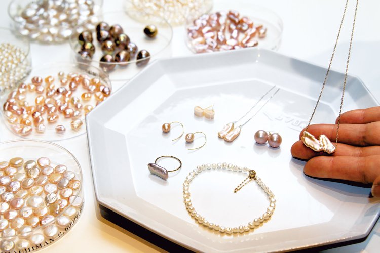 ネックレス7万1500円などきれいなびわ湖真珠が際立つよう、装飾は最小限に。