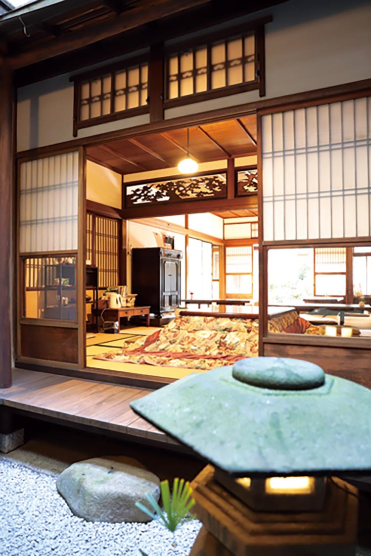 中庭から談話室を望む。灯籠は当時からあったもの。