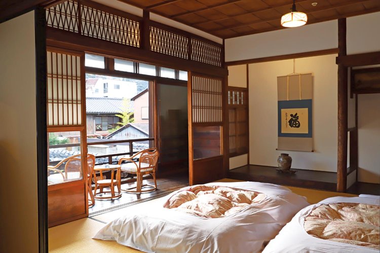 母屋の客室・晴嵐。窓外には三井寺が。