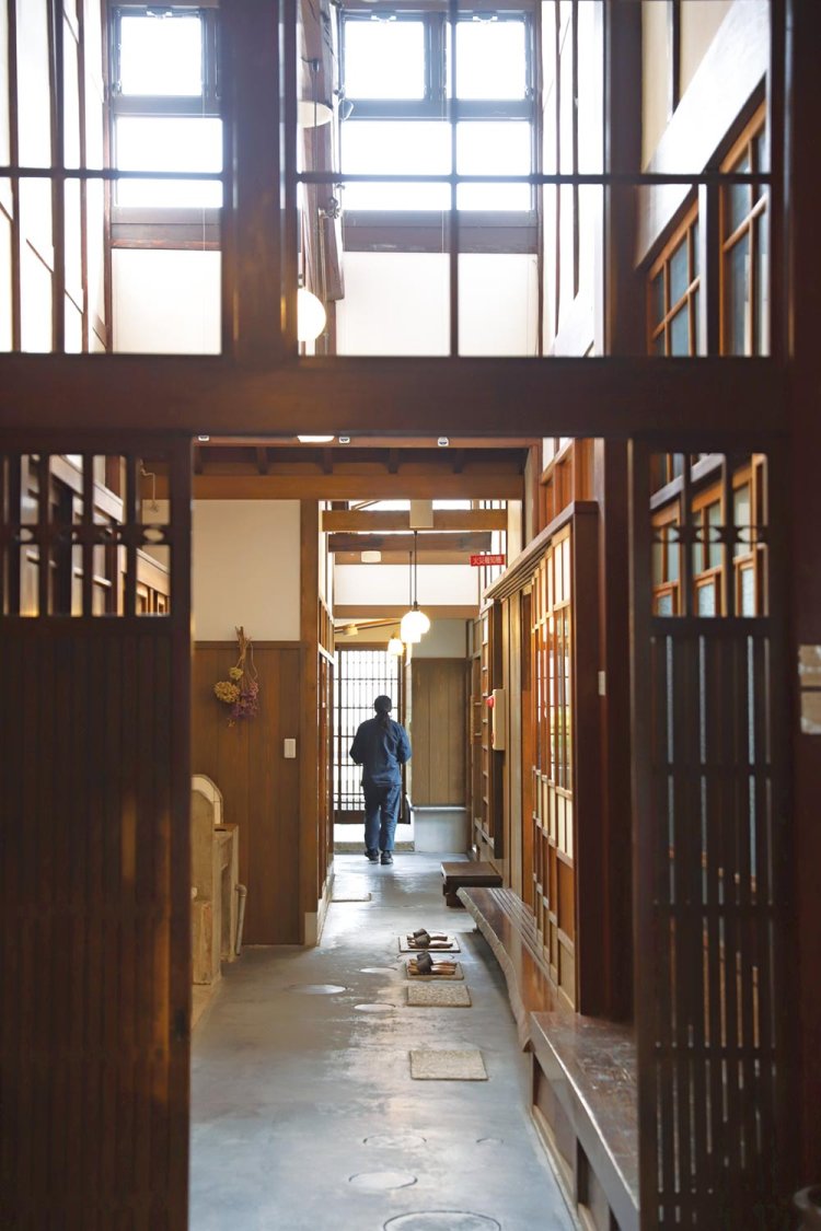 入口から奥まで続く土間は、途中から高い吹き抜けに。土間を見た外国人客いわく「アメージング！」。