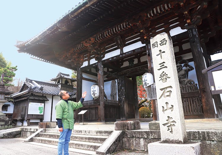 「東大門は淀殿の寄進で改修されたと伝わっています」と参事の田中さん。両脇の仁王像は鎌倉時代の仏師、運慶・湛慶（たんけい）の作とも。