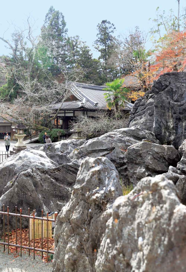 国の天然記念物・硅灰石が大きく露出する。