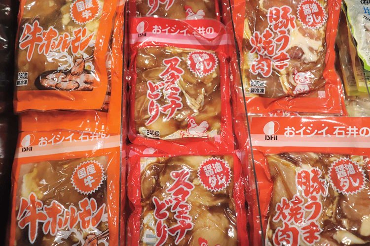 津山の定番。野菜と焼く石井食品の冷凍味つけ肉 「牛ホルモン」「スタミナどり」「豚うま焼肉」。