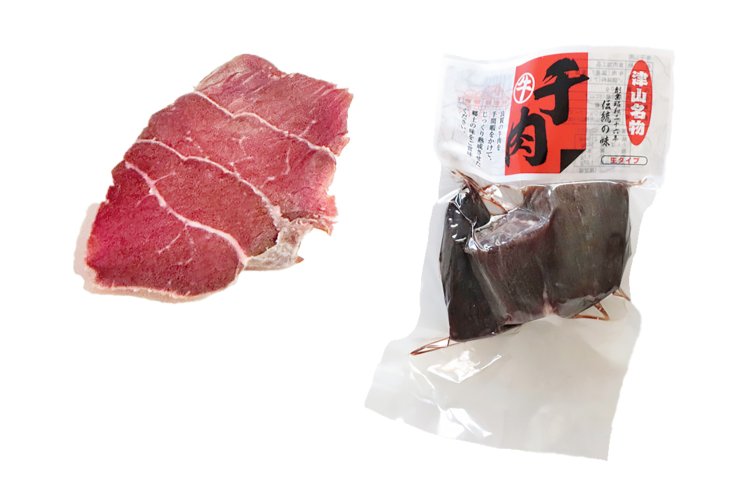 伝統の味「干し肉」は市内の肉店やメーカーがそれぞれ製造。こちらは薄く切って焼く生タイプ、ジョイフーズの「干肉」。