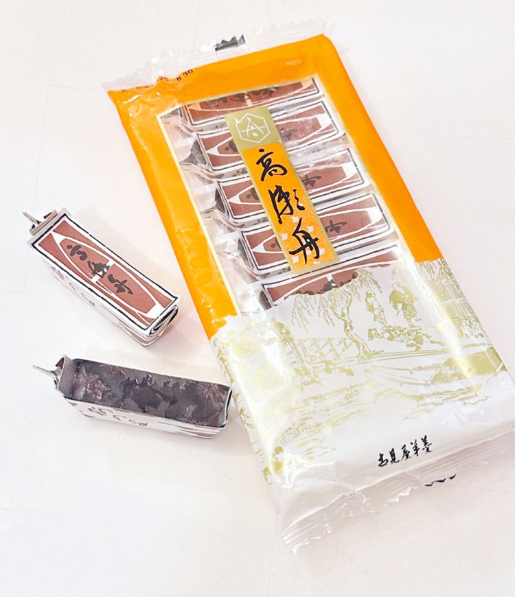 銘菓「高瀬舟」（古見屋羊羹〈こみやようかん〉）。地域の物流を支えた船をかたどった羊羹は、できたてよりも周囲が薄く糖化した頃がおいしい。