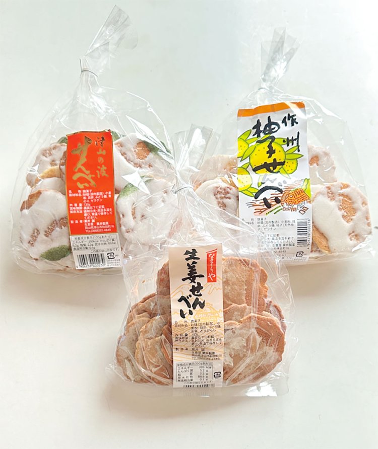 津山でせんべいといったら小麦煎餅。ゆずや生姜が風味高い、「生倉屋粟井製菓」のもの。