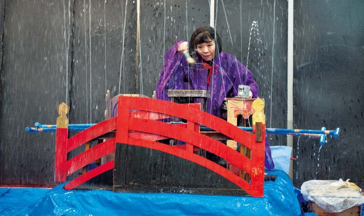 自在に水を操る「水芸」は、宴会場に青いビニールシートを敷いて行う。