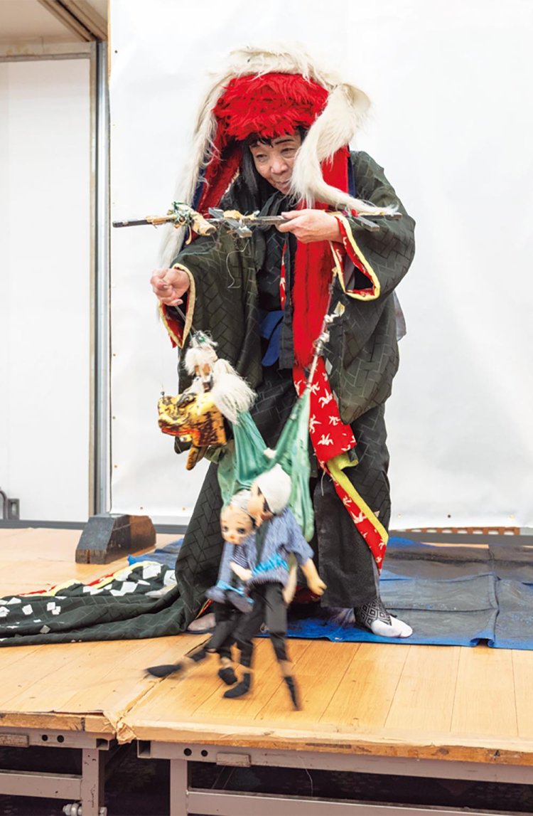 暴れ獅子の格好に扮して、獅子舞のパペットを操る。「衣装は全部、いただきもの」と高美さん。