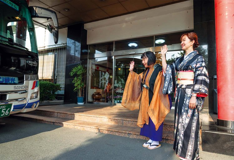 朝、お客さんのお見送りをする高美さん（左）と若女将の好世さん。