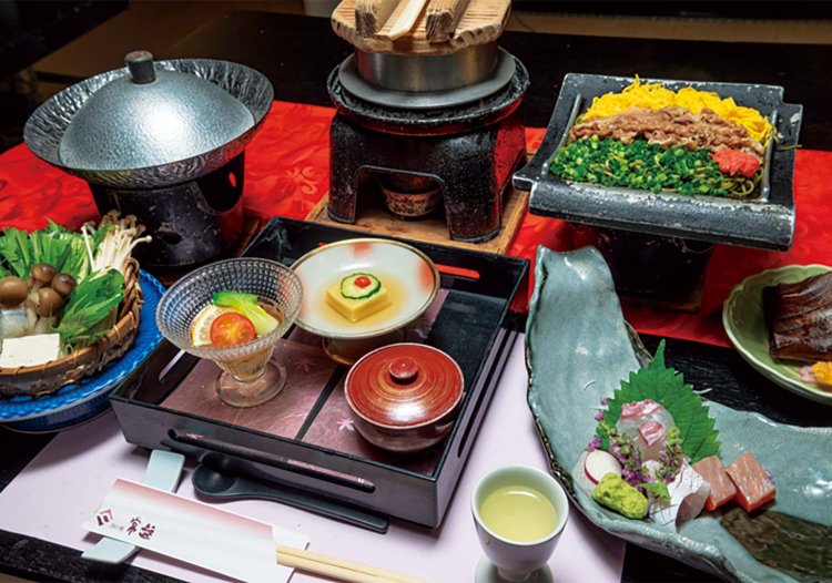 夕食はハモ鍋（左）や瓦そば（右上）など山口の郷土の味覚が楽しめる。