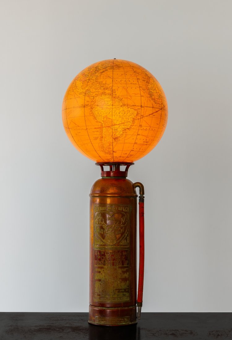 《今は⽕だ》 1988 （C）Alfredo Jaar。