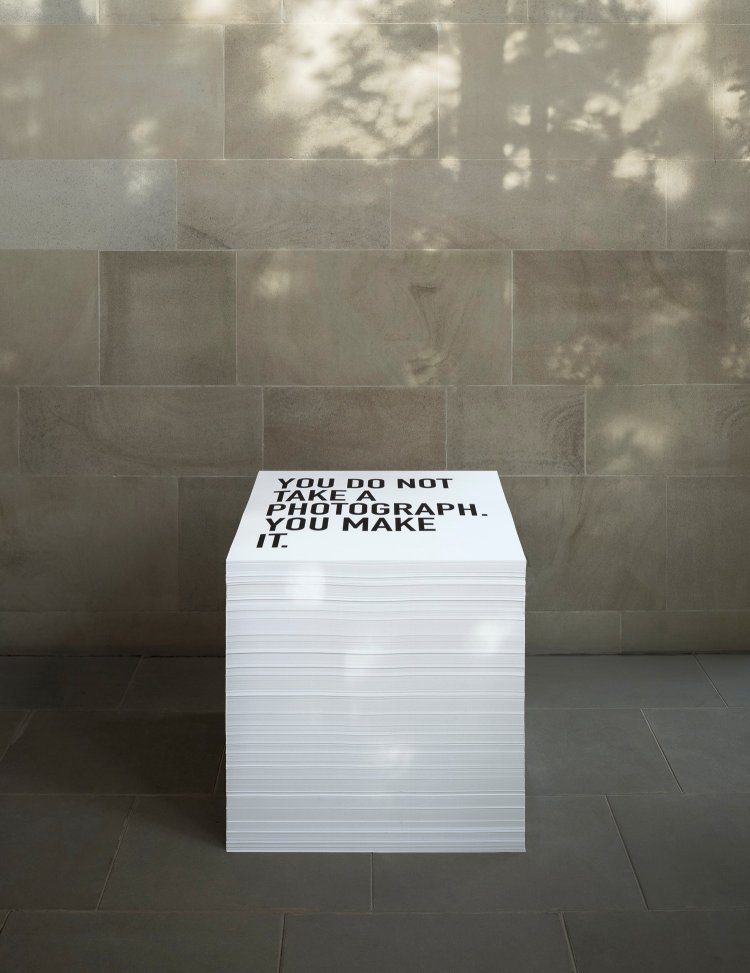 《写真はとるのではない。つくるものだ。》 2013 （C）Alfredo Jaar。