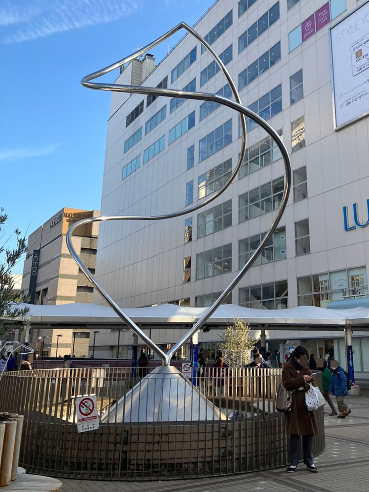 待ち合わせの人や選挙演説などでいつもにぎわっているクルクル前。